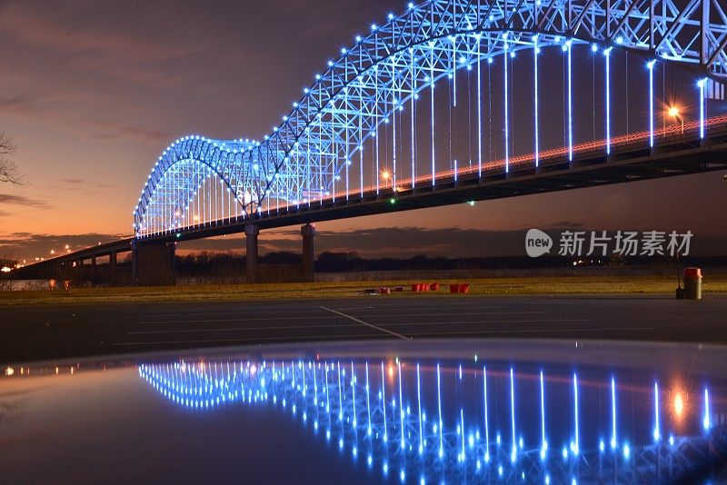Hernando do Soto桥被蓝色照亮
黄昏时分